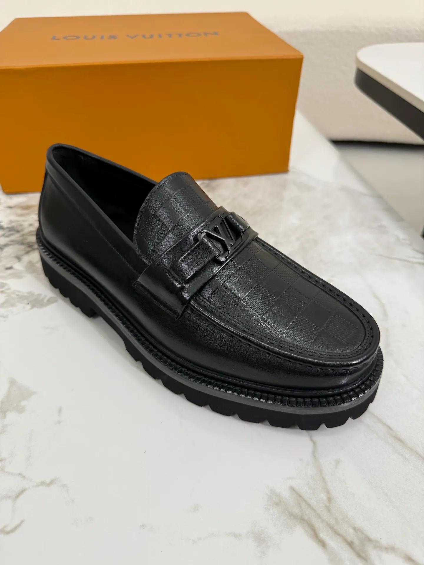 [L Family] Top P: 800💰 ▪️Size: 39-44 (38.45 custom-made) The top male god leather shoes Lv series are sold at the same time with original factory configuration, original cowhide fabric imported from Italy, soft and comfortable, imported water-dyed cow lining, soles: original ultra-light French foam outsole super comfortable, original factory with single goods 🔍🔍high quality, can be entered and exited at will, welcome to compare and synchronize.